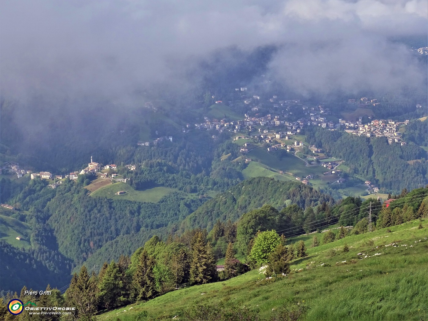 20 Zoom sulla Conca di Oltre il Colle con l'Alben tra le nuvole.JPG -                                